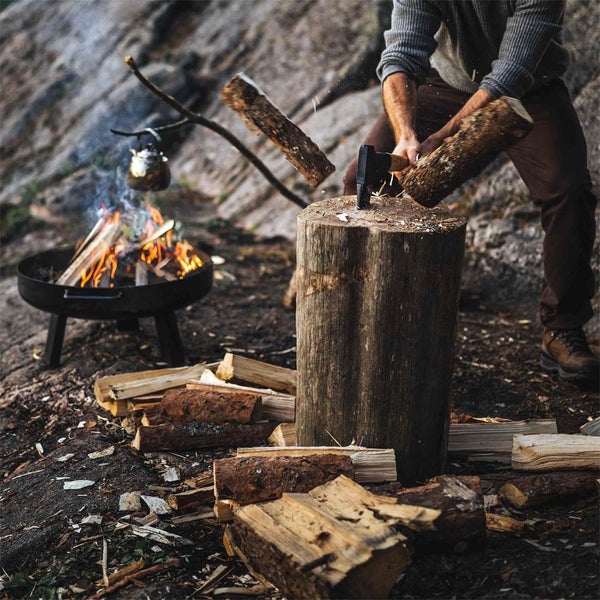 fendre du bois à la hache Stock Photo