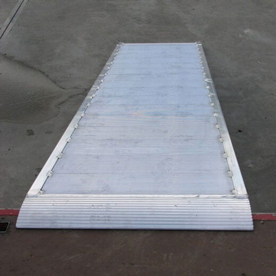 Longueur de rampe 1.80m - Largeur utile: 0.94m - Capacité de charge jusqu'à 1000kg - Hauteur à franchir de 540mm - Prix Unitaire - MPC1800.1000.1000U 2